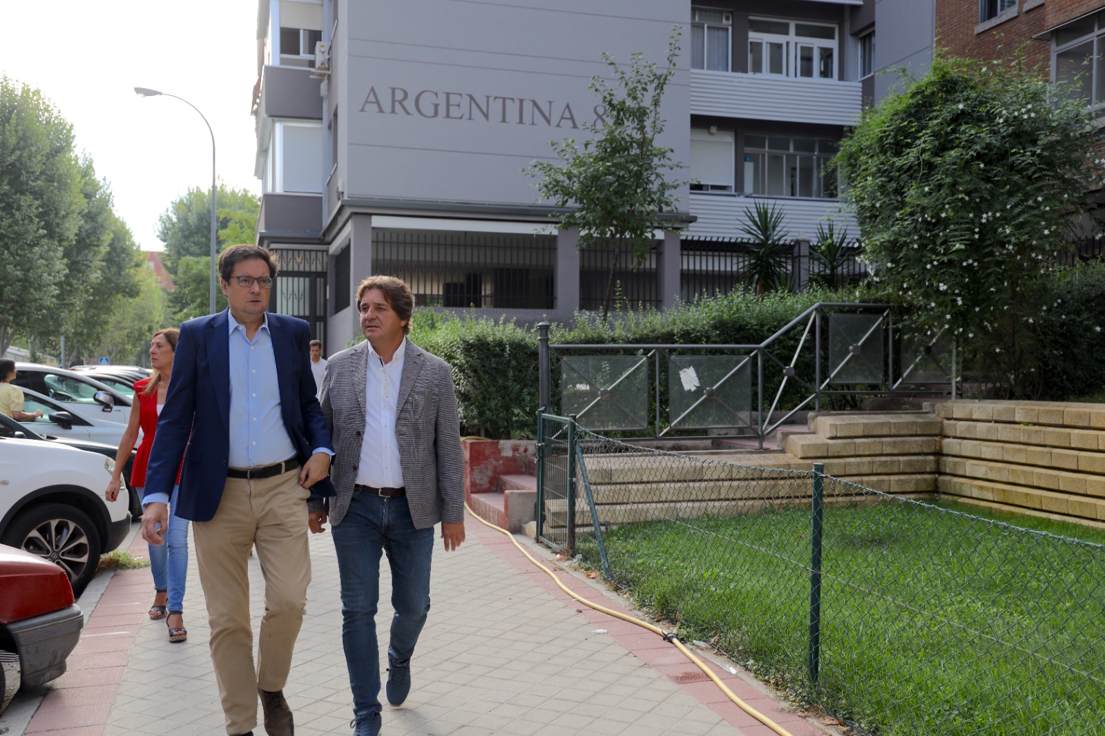 El alcalde y el ministro Oscar López visitando los edificios en rehabilitados