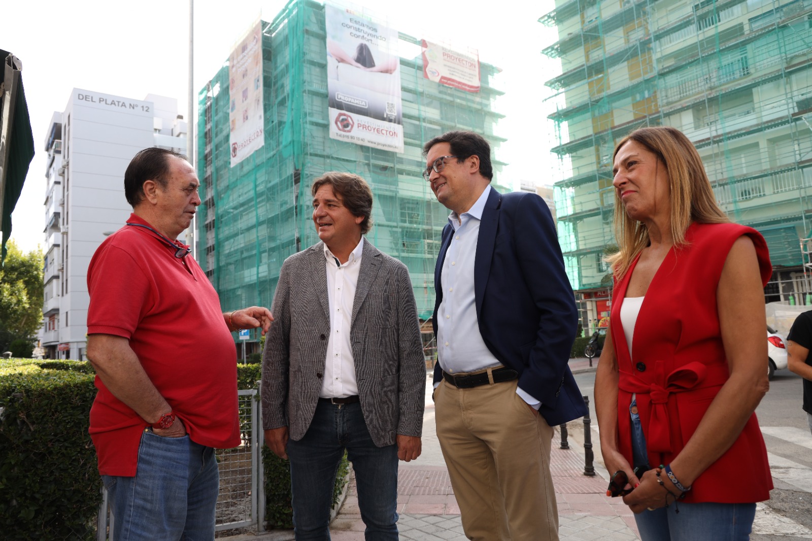 El alcalde, el ministro y la concejala de Urbanismo conversan con un vecino del barrio