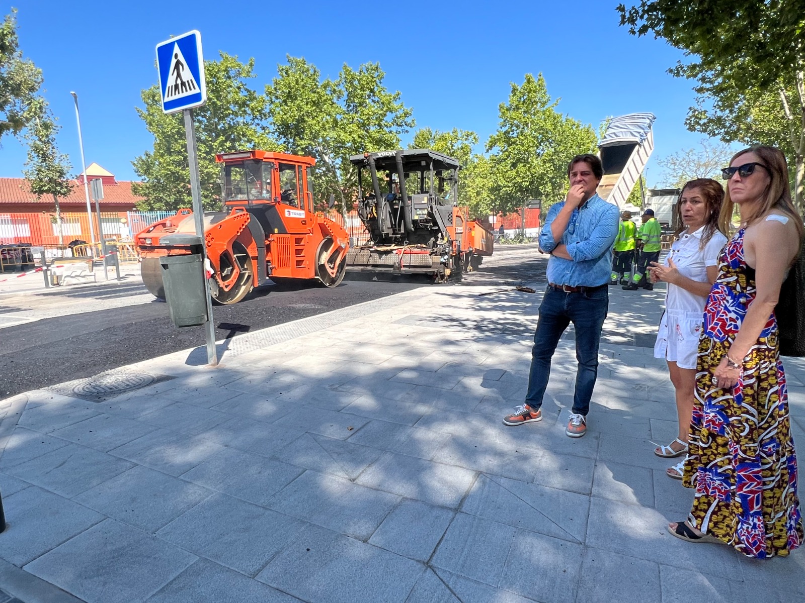 Un momento de la visita del alcalde, Javier Ayala, a las obras en la avenida Pablo Iglesias