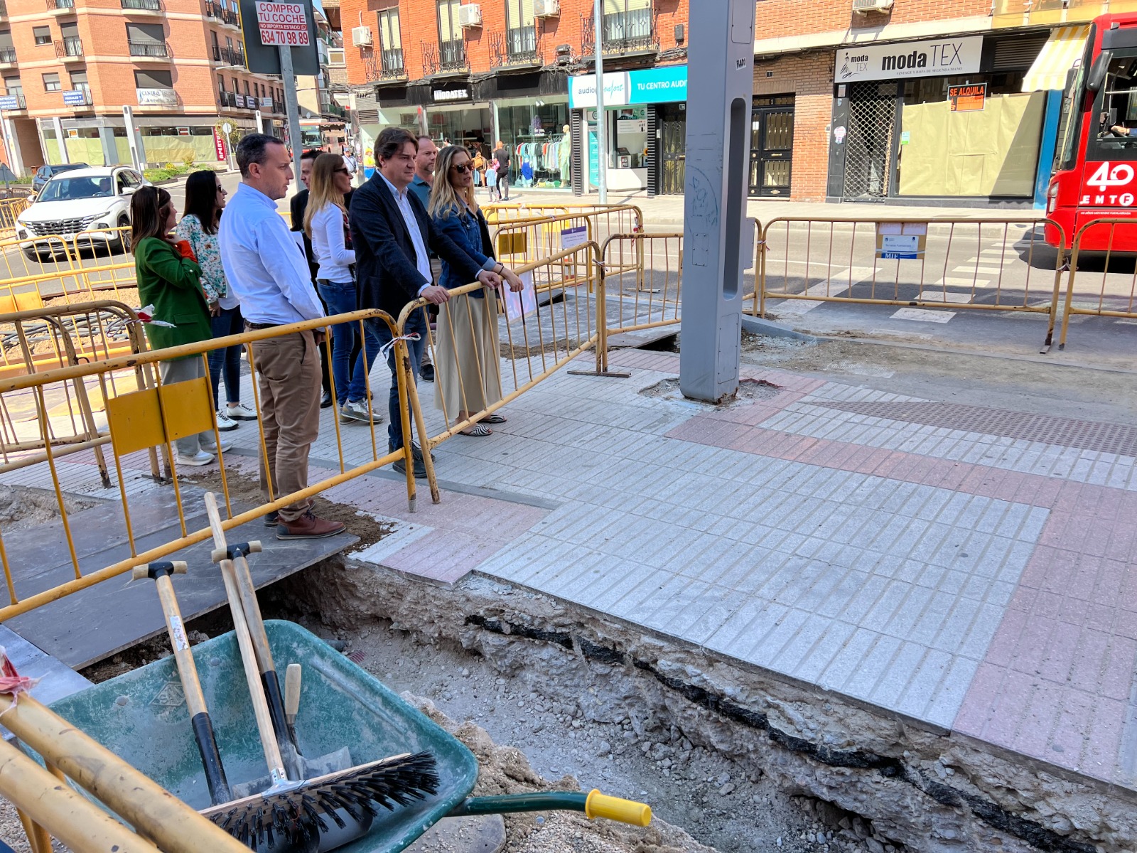 El alcalde en el momento de la visita para conocer el estado de los trabajos en la calle Leganés