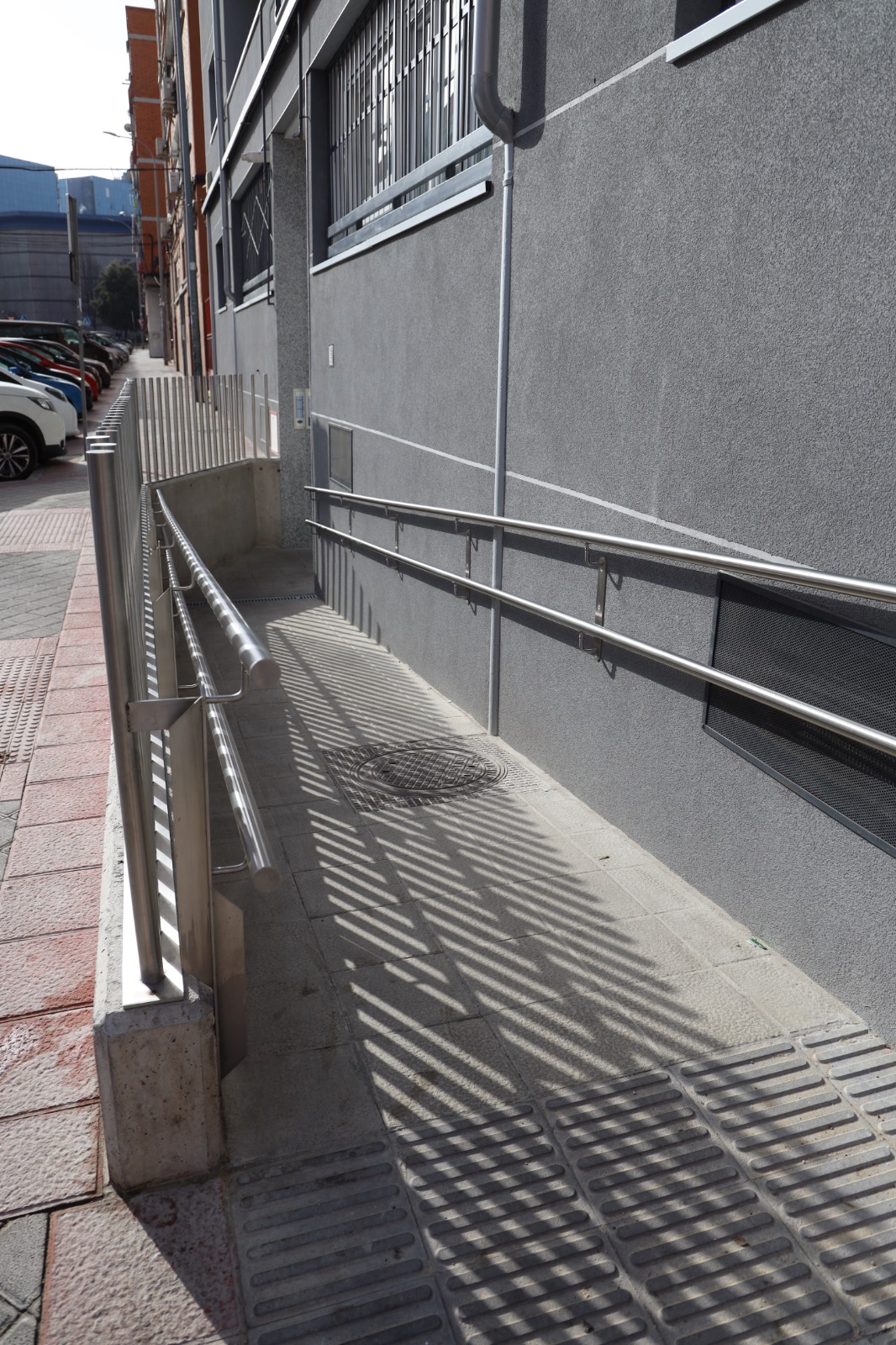 Rampa de acceso a un portal de edificios