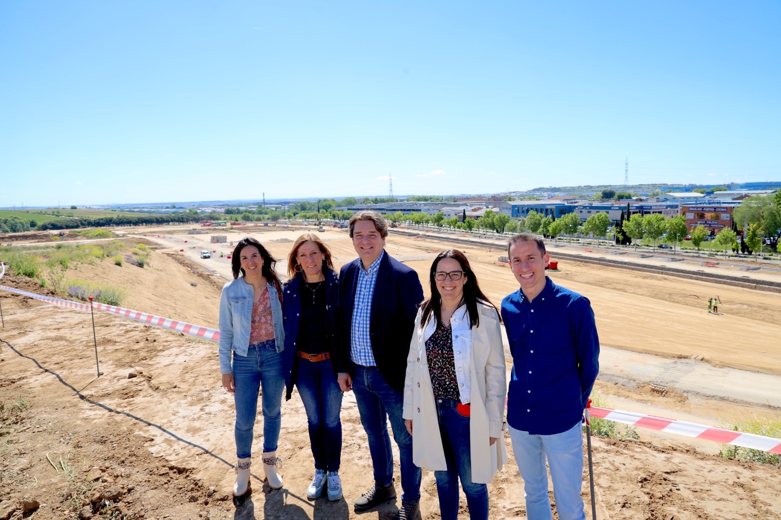 El alcalde y miembros de la Corporación visitando las obras del Ferial