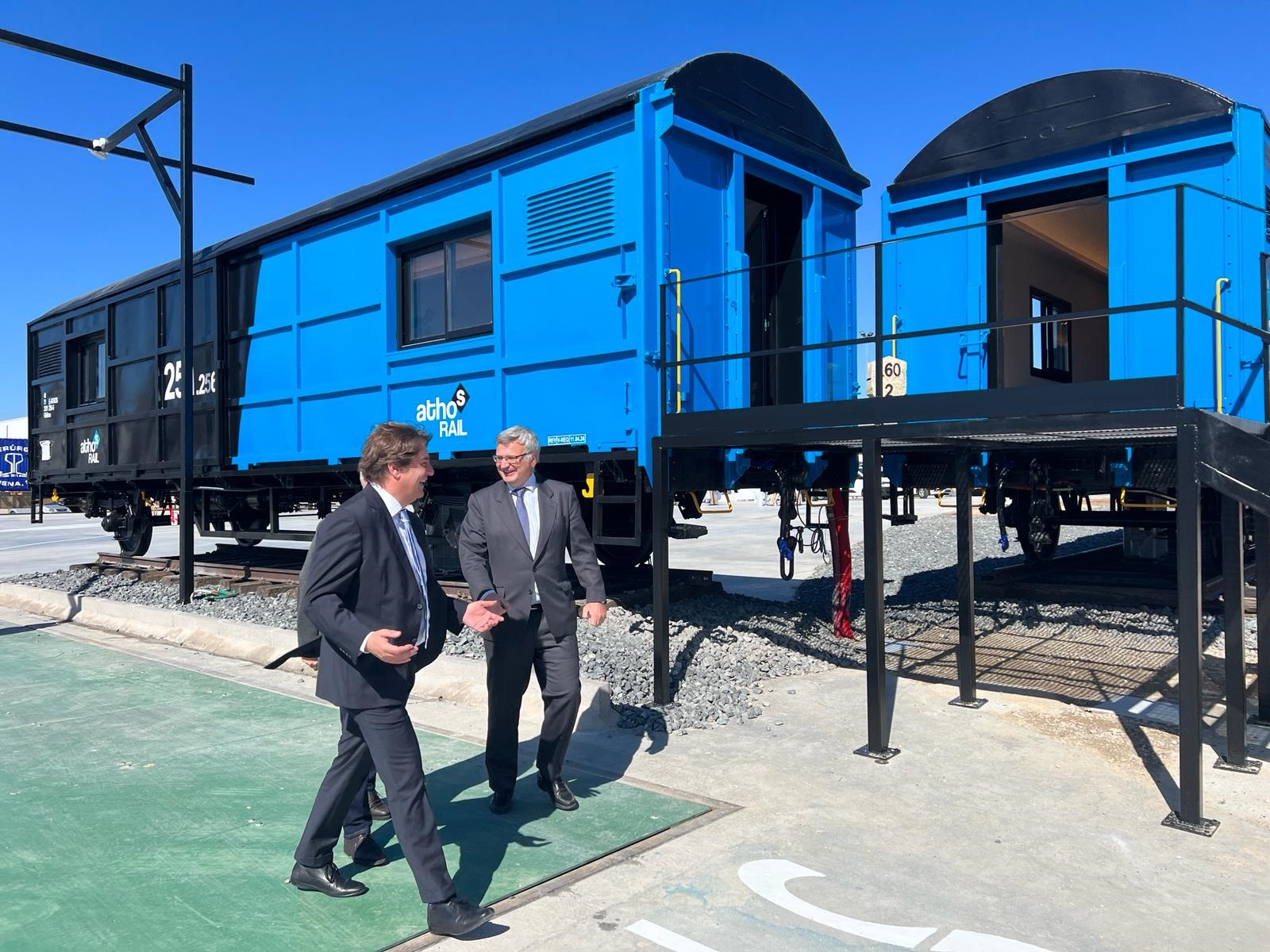 El alcalde, Javier Ayala ha destacado hoy la “enorme proyección internacional que ha alcanzado Fuenlabrada como polo de atracción de inversiones”.   Estas declaraciones las ha hecho durante la inauguración en la ciudad de una terminal ferroviaria para productos refrigerados que cuenta con financiación de Fondos Europeos.