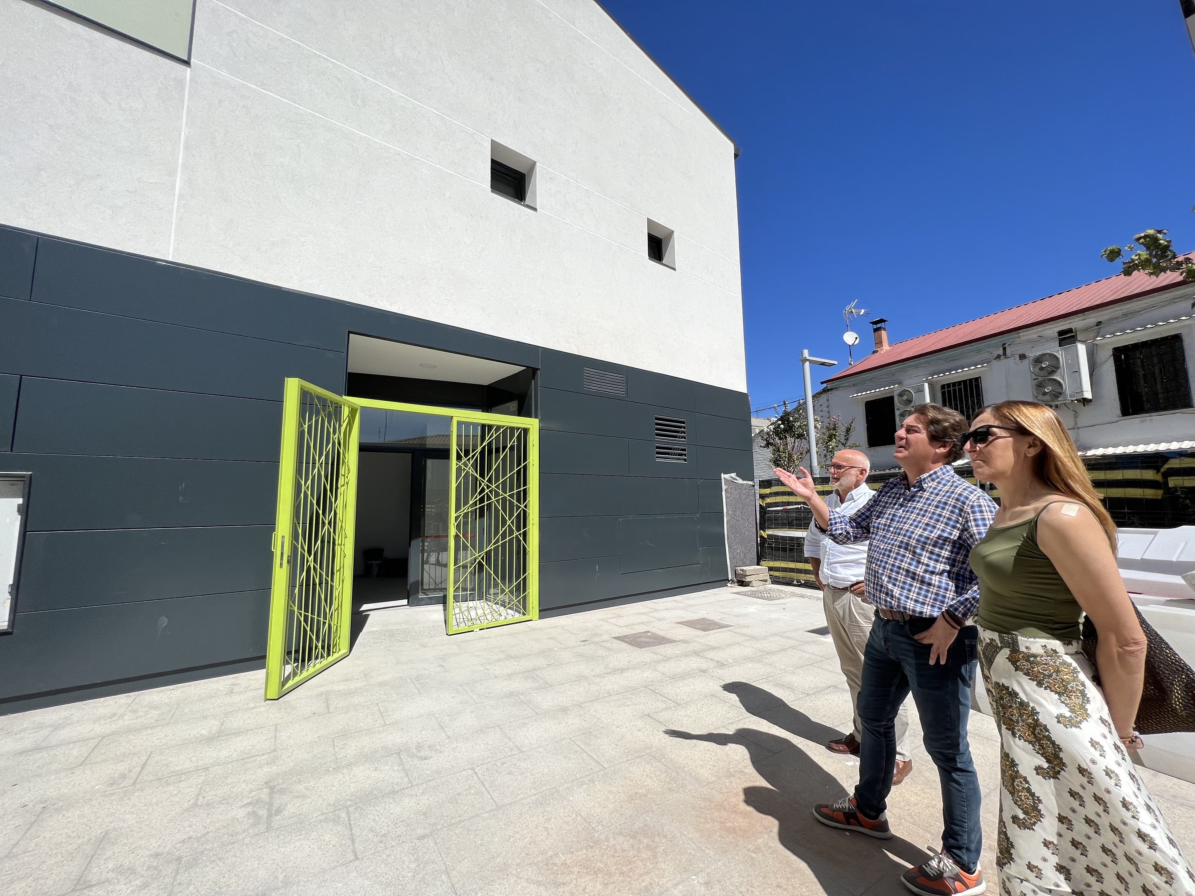 El alcalde y la concejala de Urbanismo visitan las obras de renovación del edificio Los Arcos