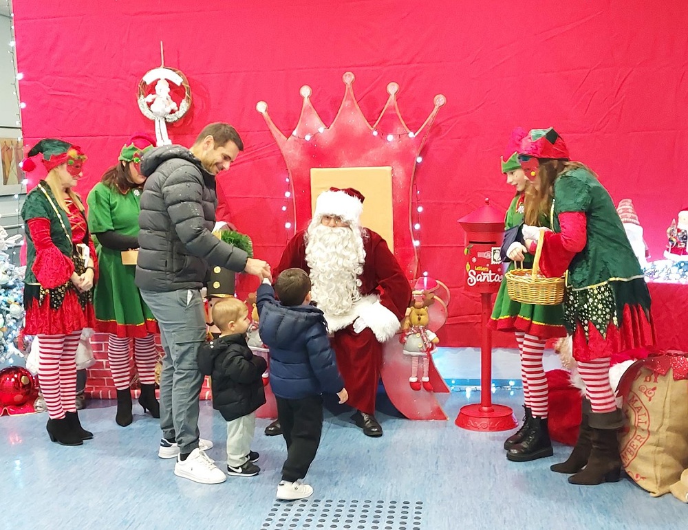 Papá Noel con niños