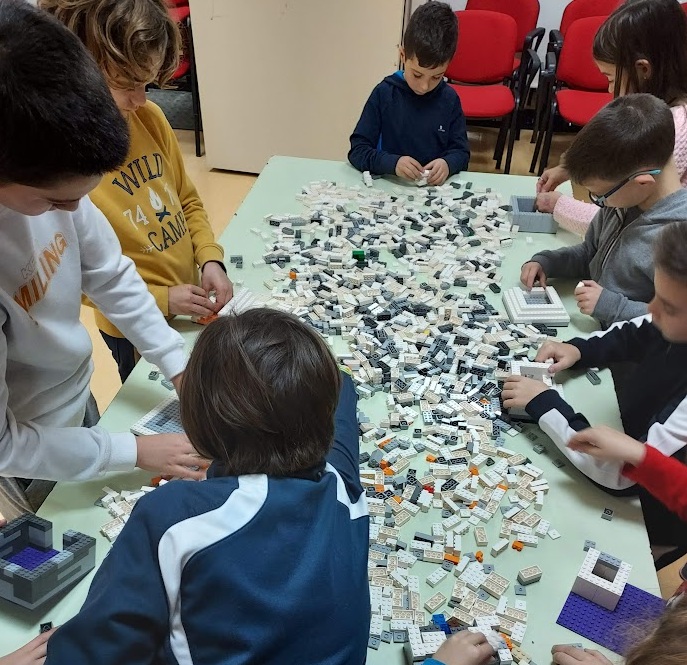 Niños jugando con Legos