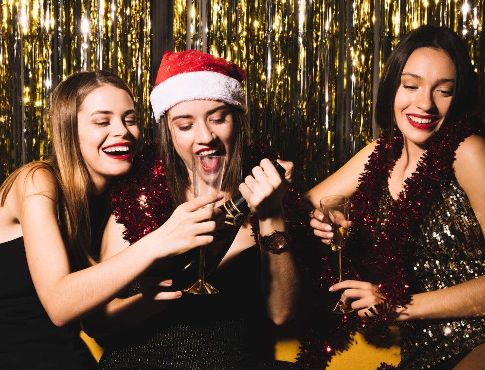 Tres chicas en una fiesta navideña