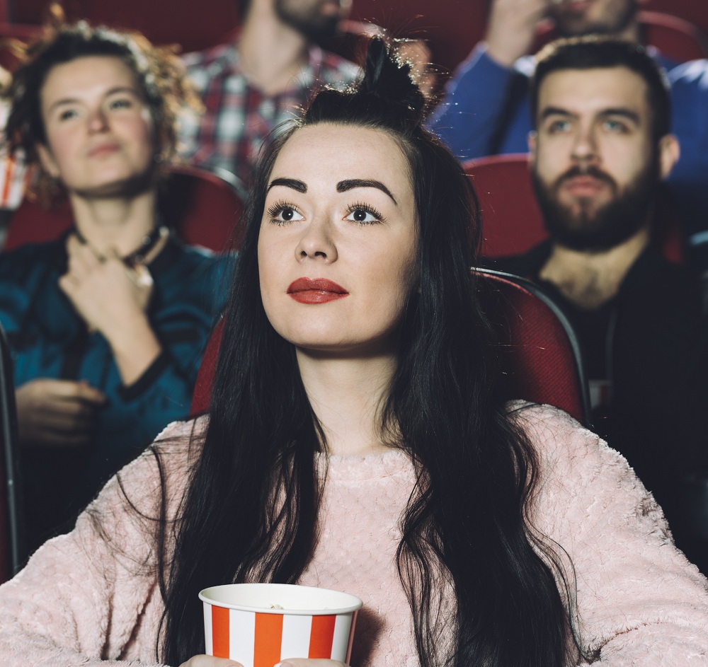 Jóvenes en una sala de cine