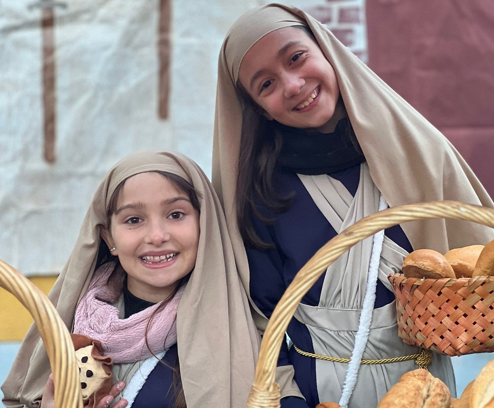 Dos niñas disfrazadas de pastorcillas