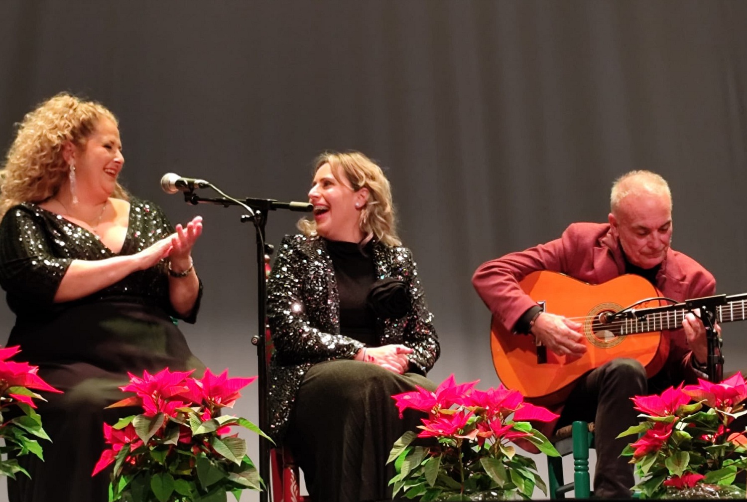 Dos cantaoras con un guitarrista