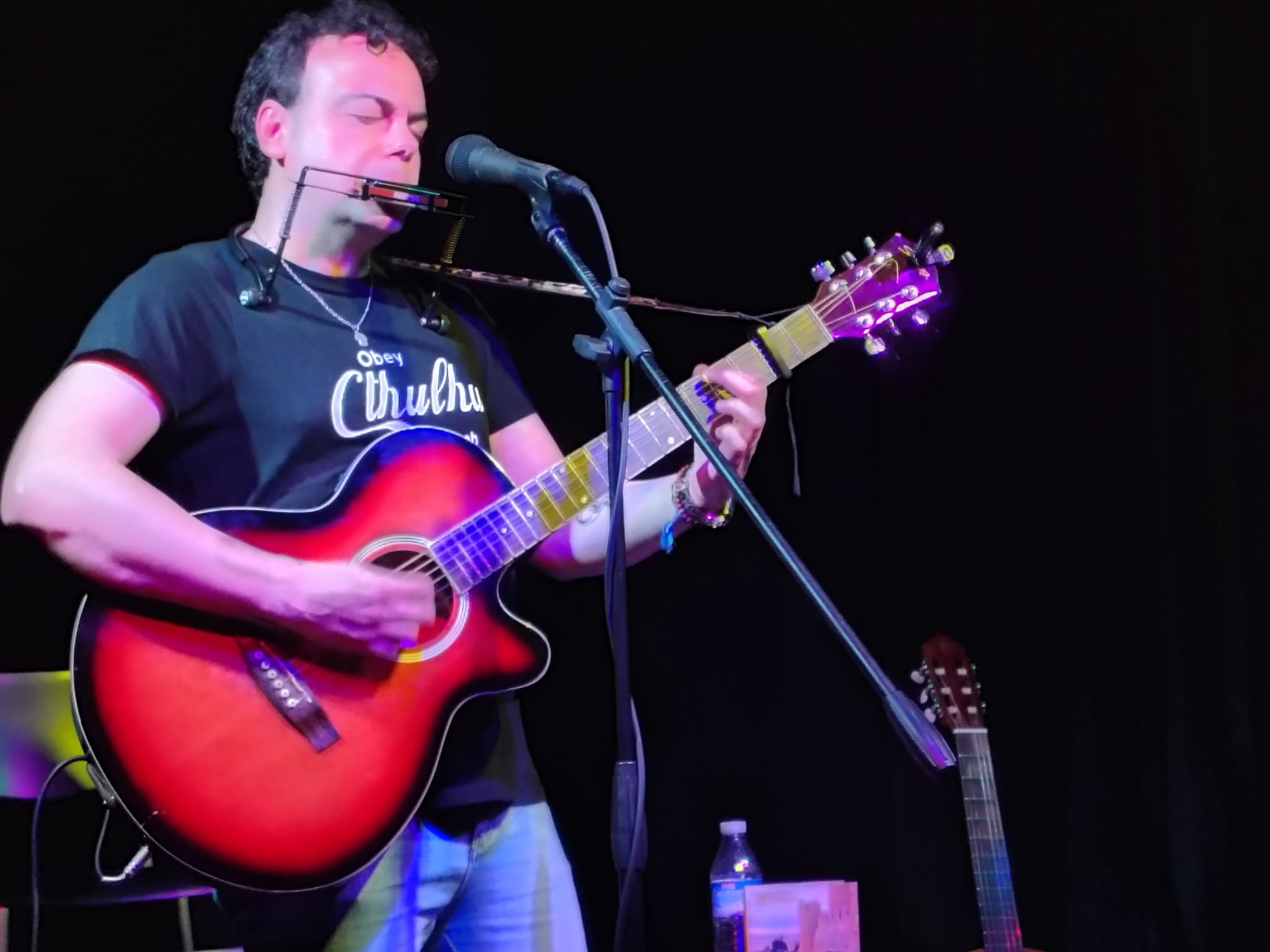 Alejandro Belmonte tocando la guitarra