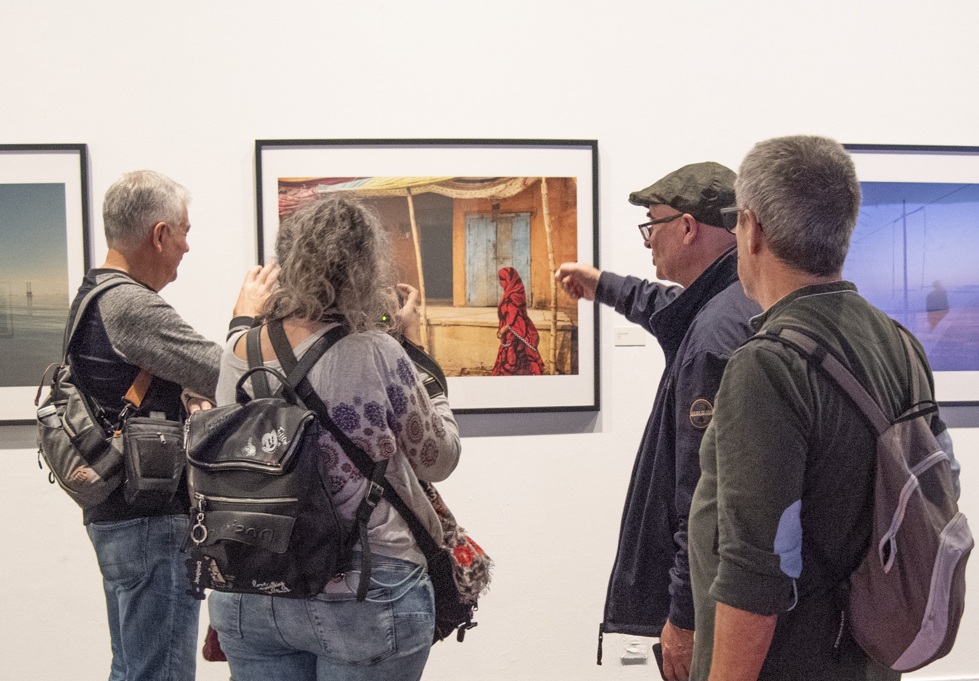 Visitantes en una exposición