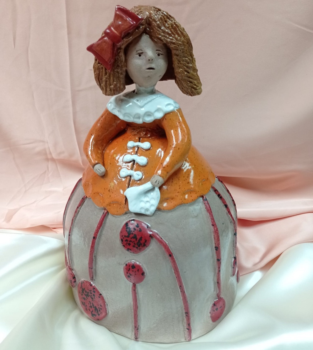 Una de las obras de la exposición de cerámica 'La Menina'  