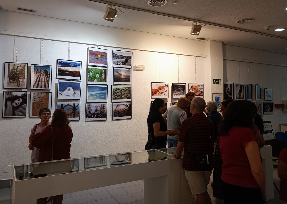 Personas contemplando una muestra