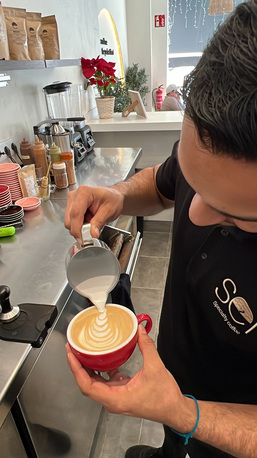 Camarero sirviendo un café