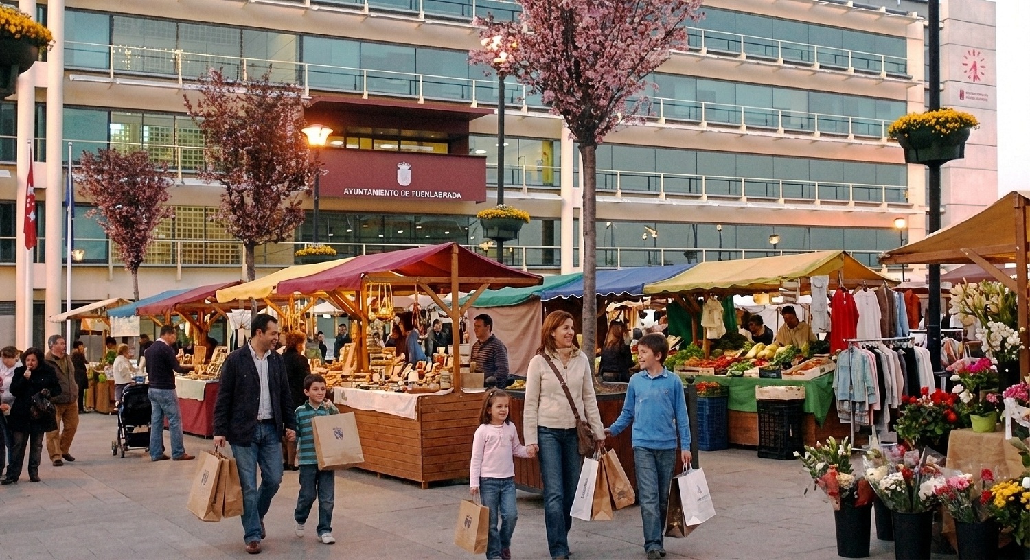 Plaza de la Constitución con mercadillo y ayuntamiento al fondo