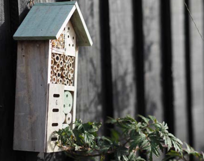 Un hotel para insectos hecho de madera
