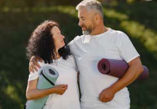 Una mujer y un hombre con esterillas