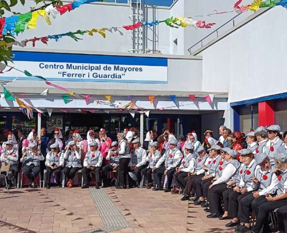 Mayores en el Ferrer i Guardia vestidos de chulapos