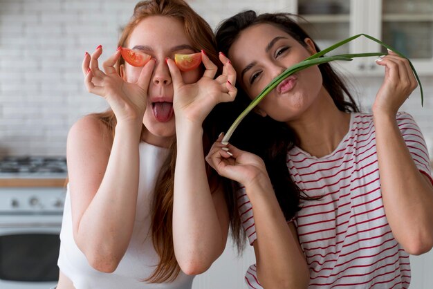 Dos chicas en una cocina