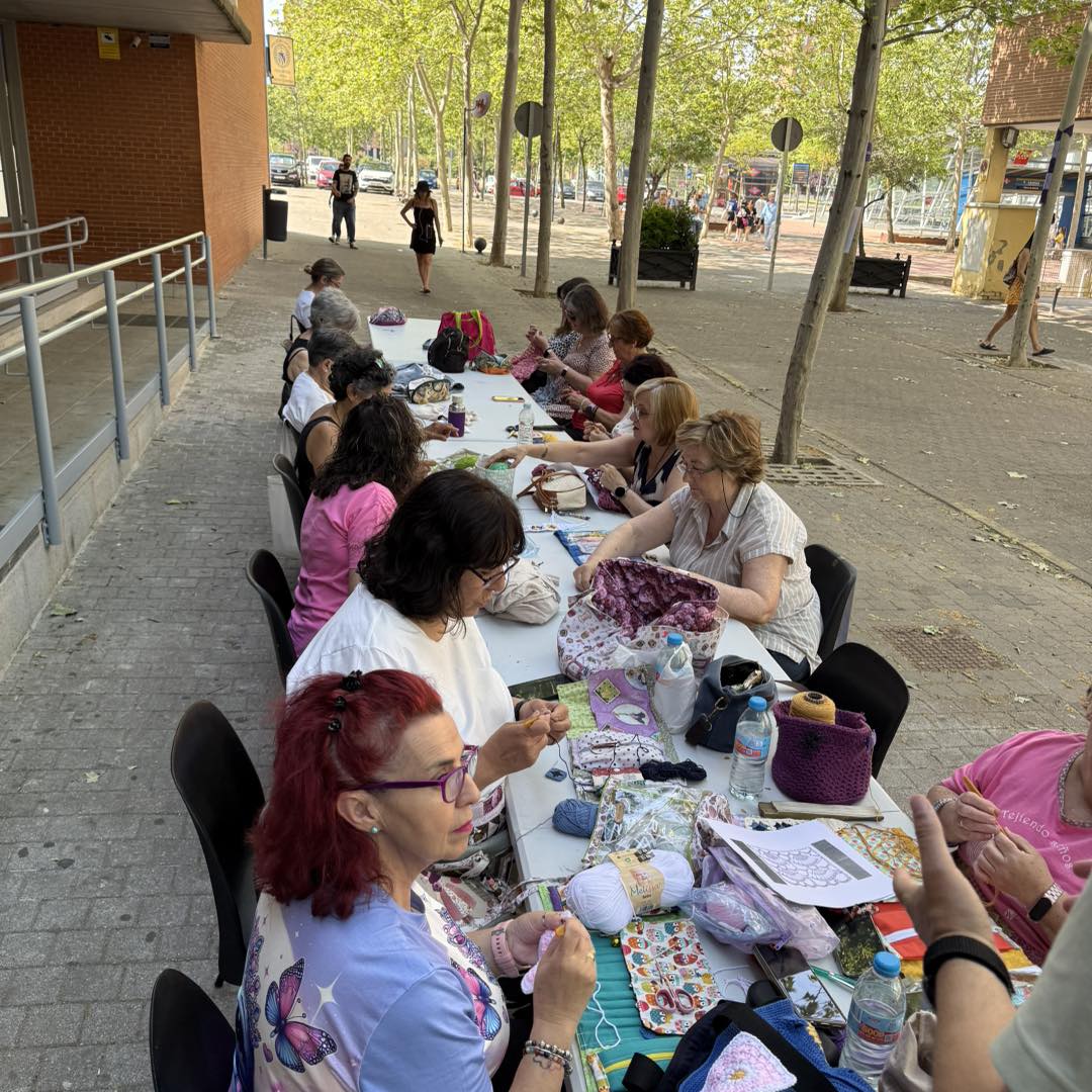 Mujeres tejiendo en una plaza