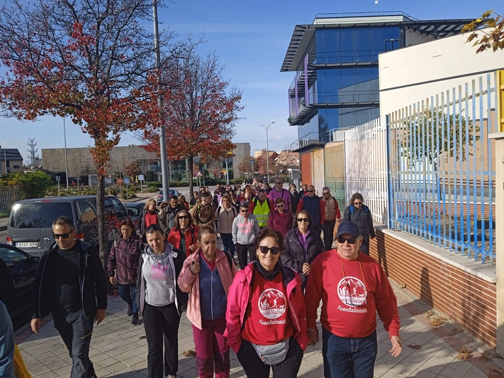 Personas caminando por la acera