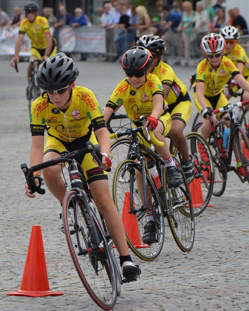 Niños compitiendo en una carrera ciclista