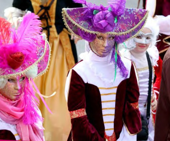 Personas disfrazadas con máscaras