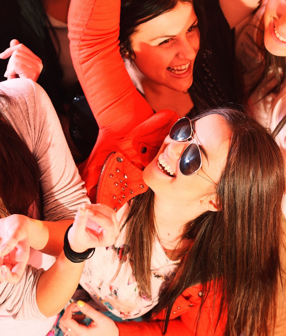 Chicas divirtiéndose en una fiesta