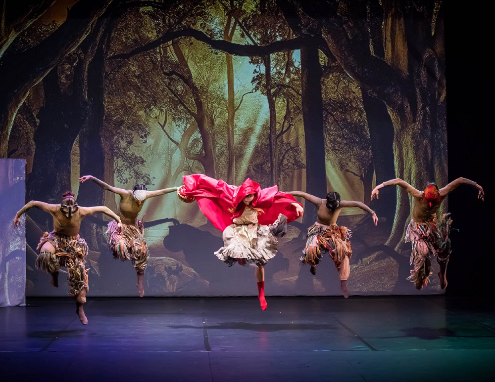 Bailarines de la compañía Carabdanza 