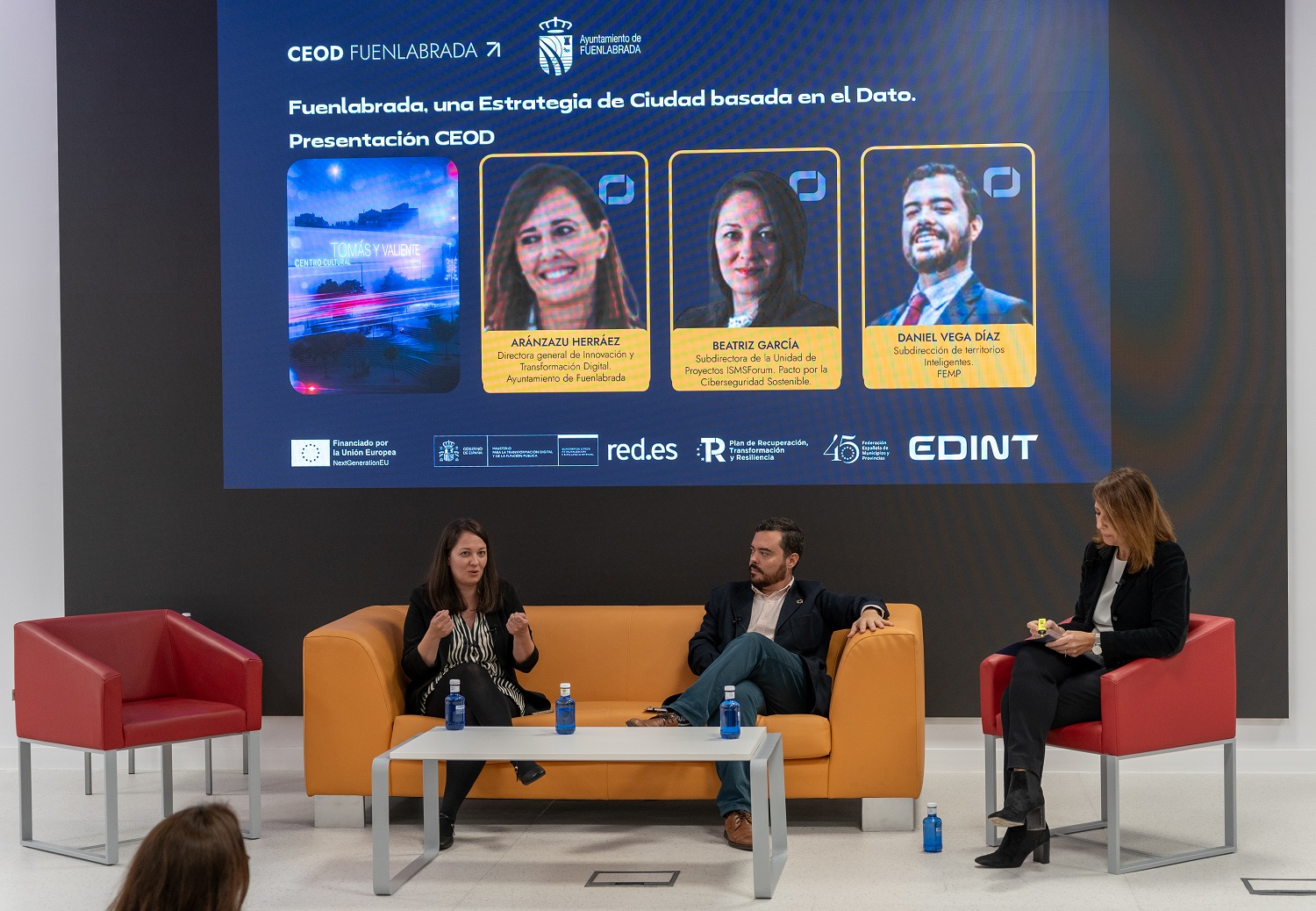 Aránzazu Herráez con dos ponentes en el auditorio del CIFE