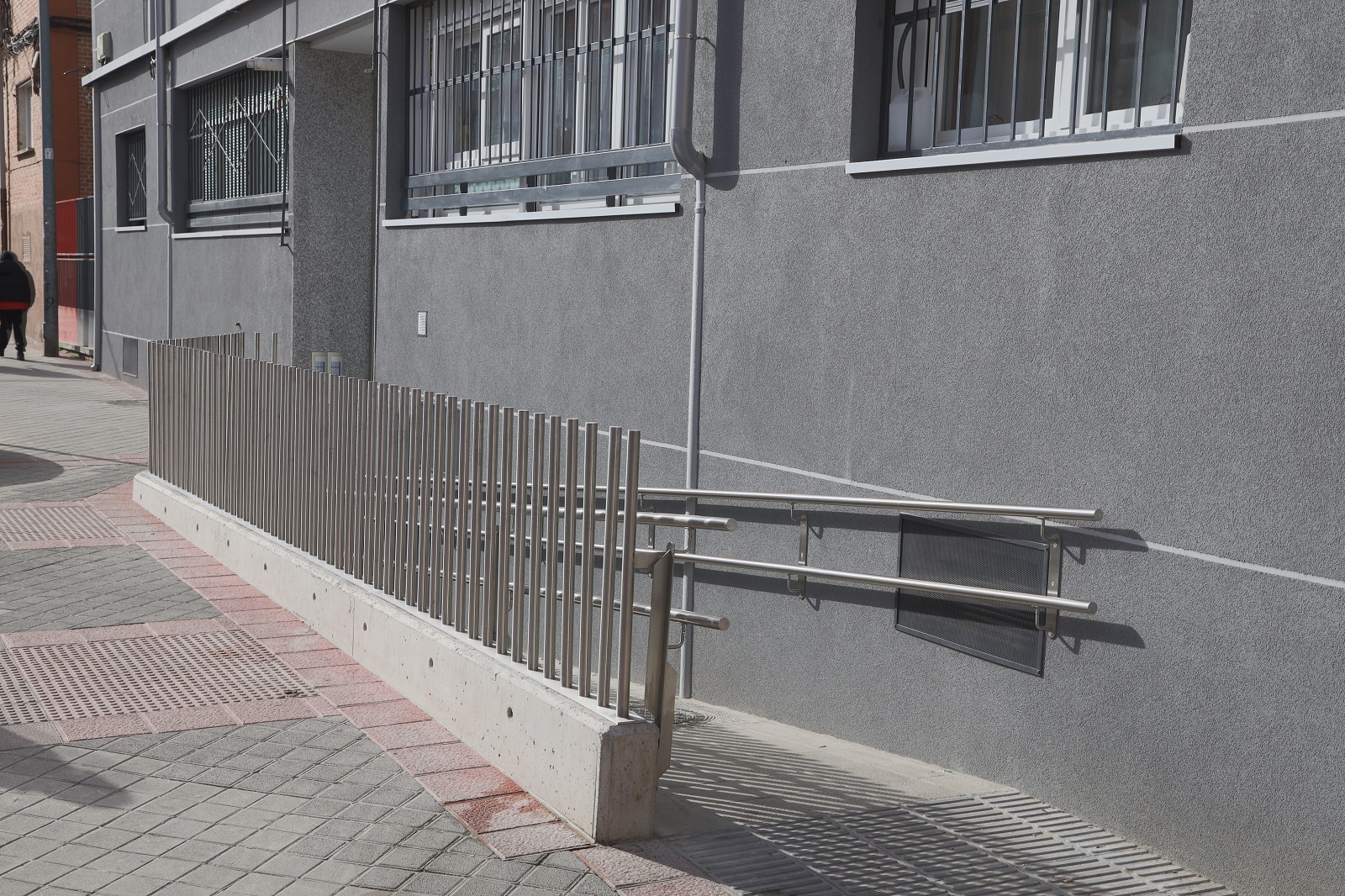 Imagen de una rampa de acceso a un bloque de viviendas