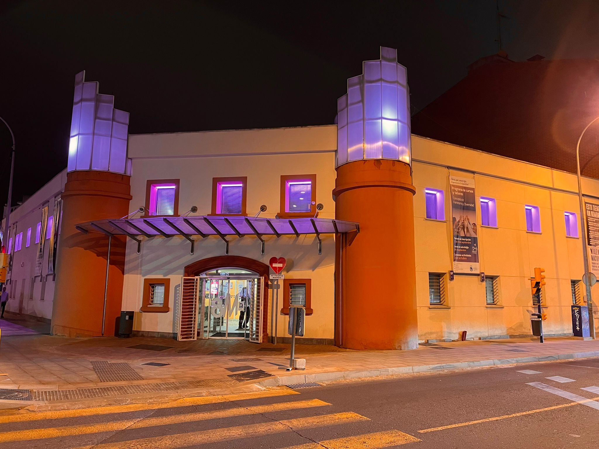 Centro para la Igualdad 8 de Marzo iluminado de morado