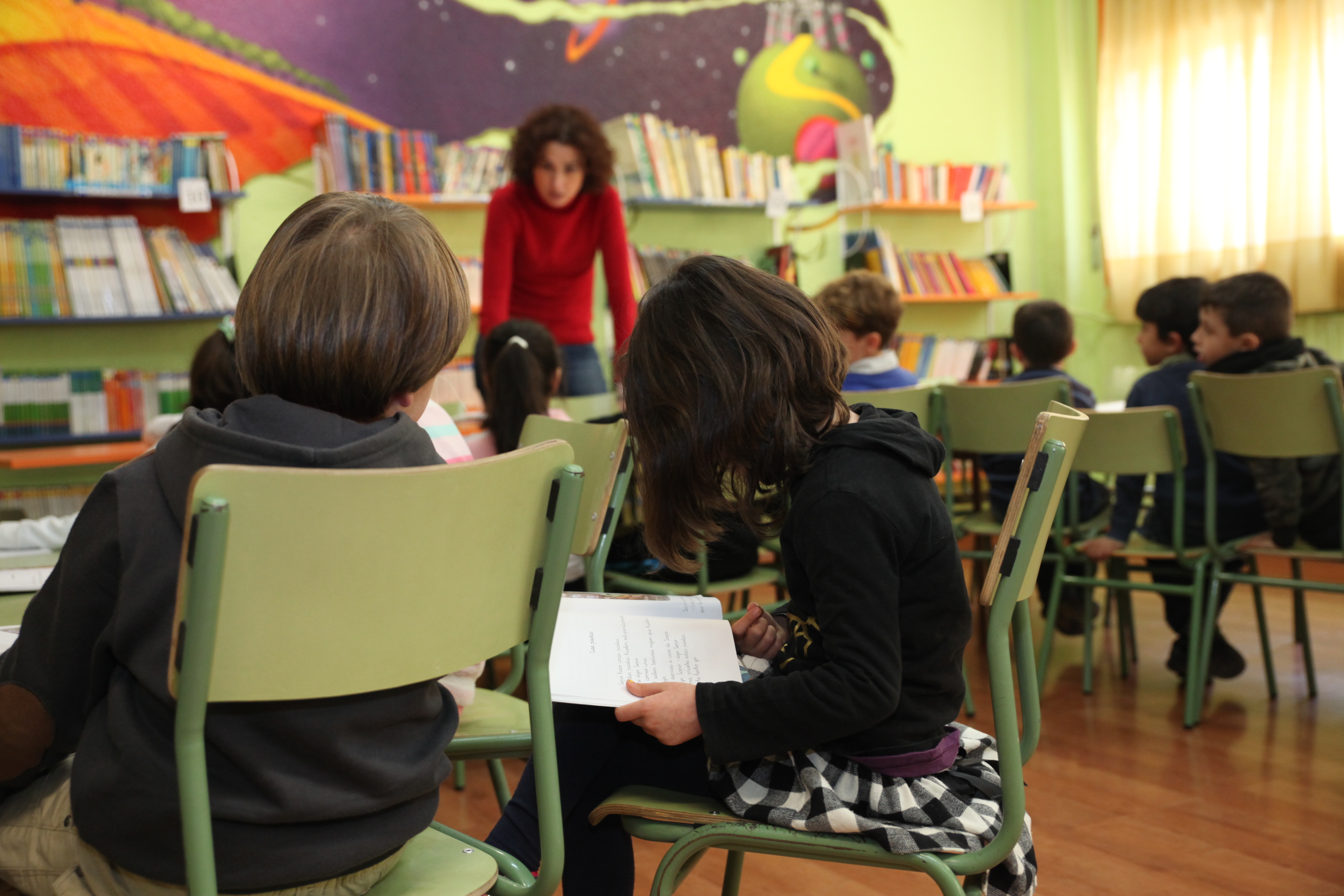 Niños y niñas sentados en una clase