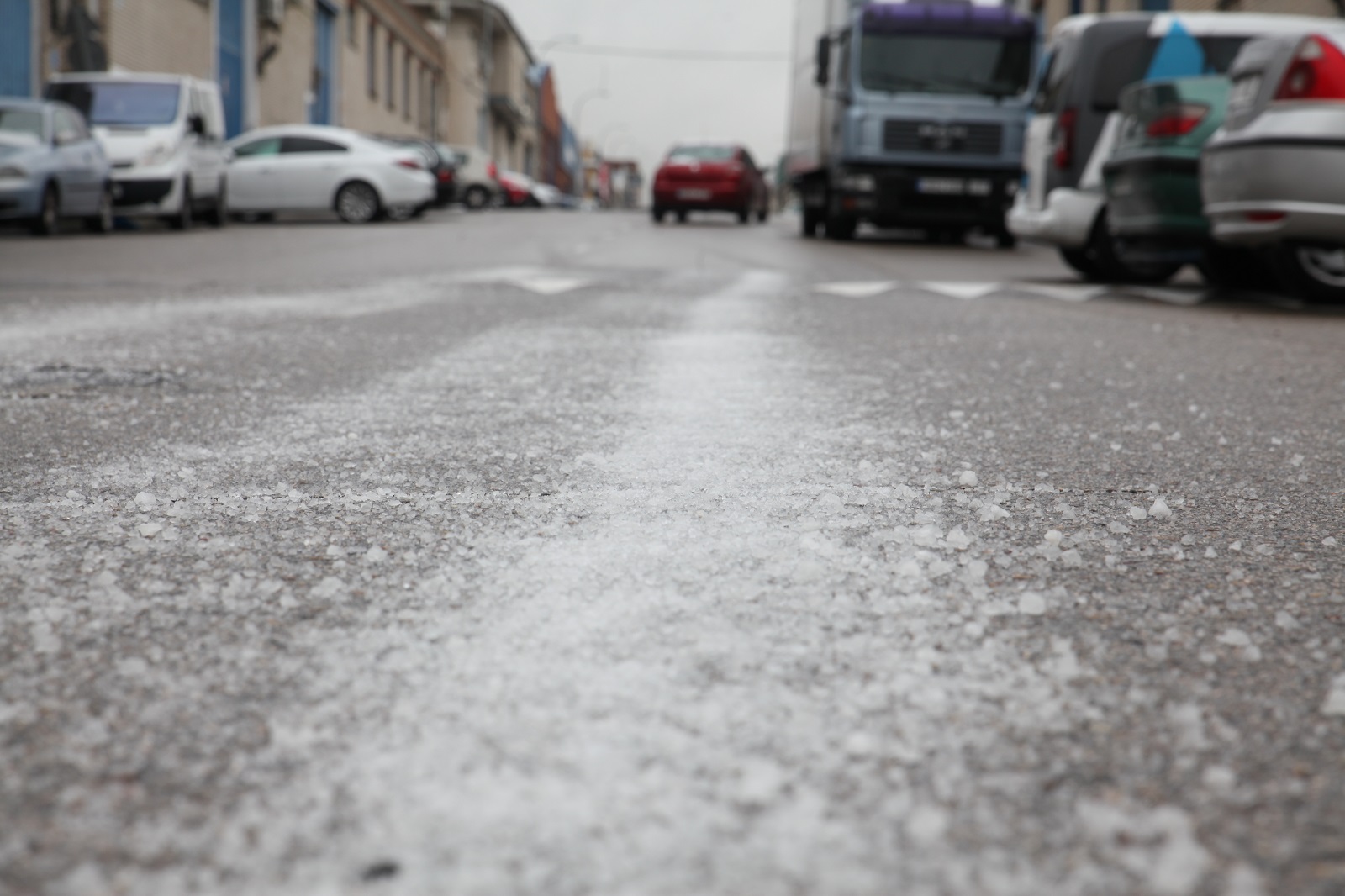 Calle con sal en la calzada