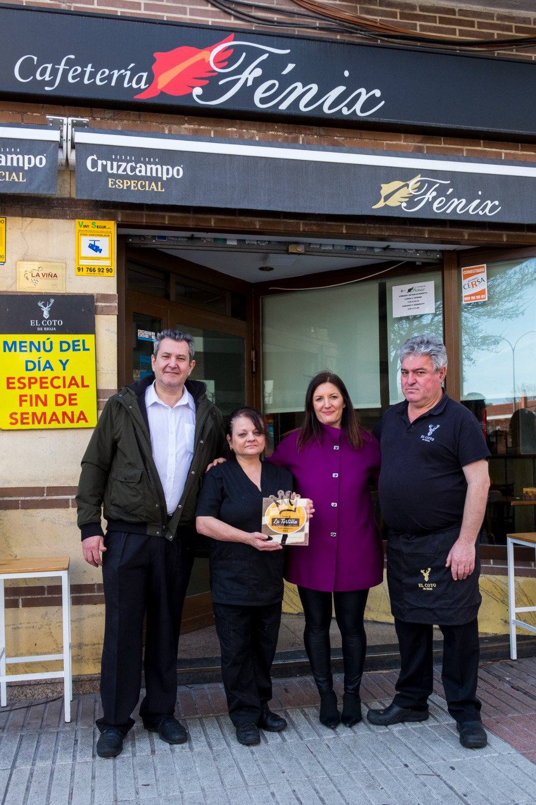 La concejala de Desarrollo Económico, Soledad Martín, con los responsables de la cafetería Fénix
