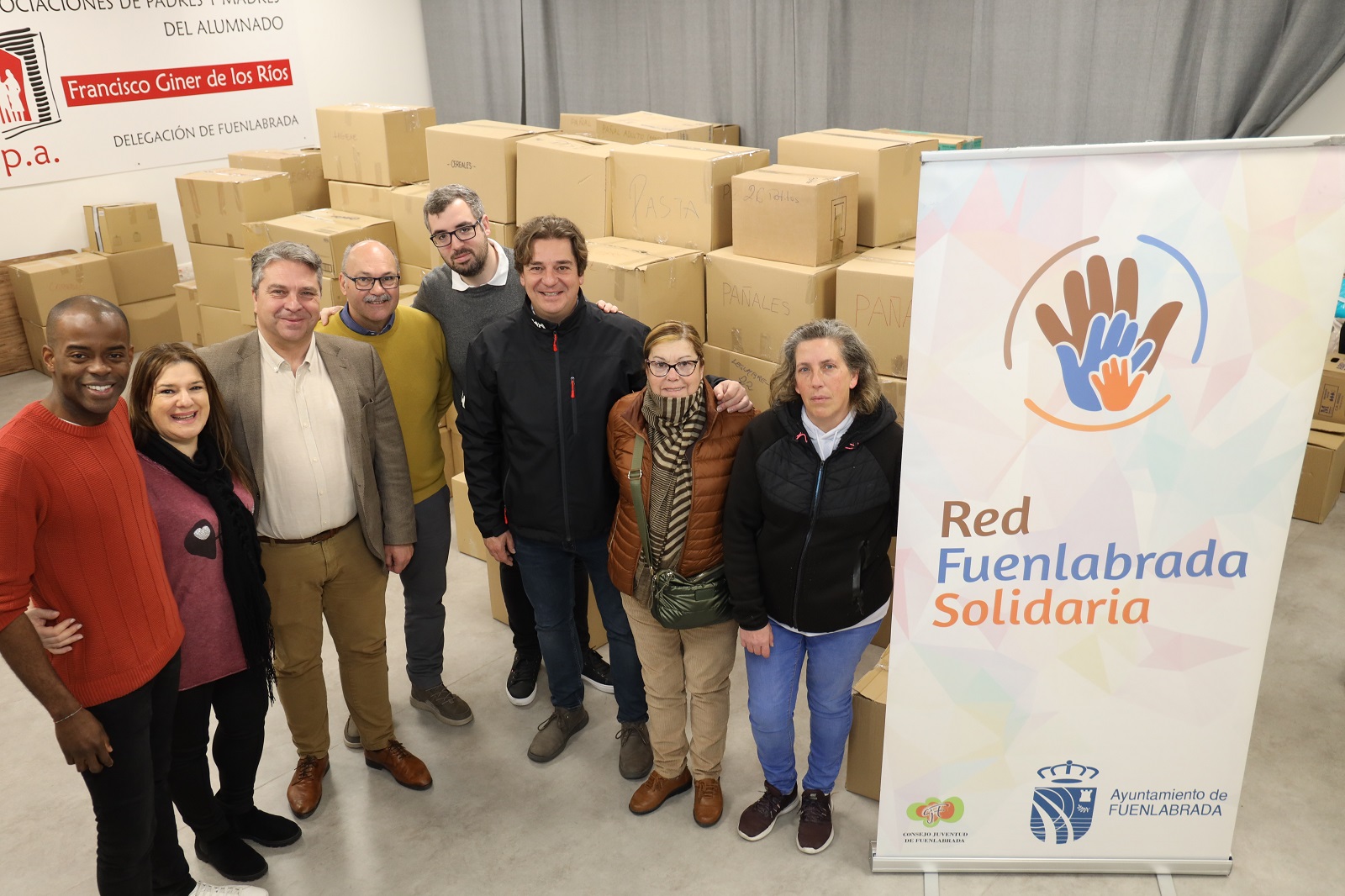 Javier Ayala visita el material y alimentos recogido por la Red Fuenlabrada Solidaria