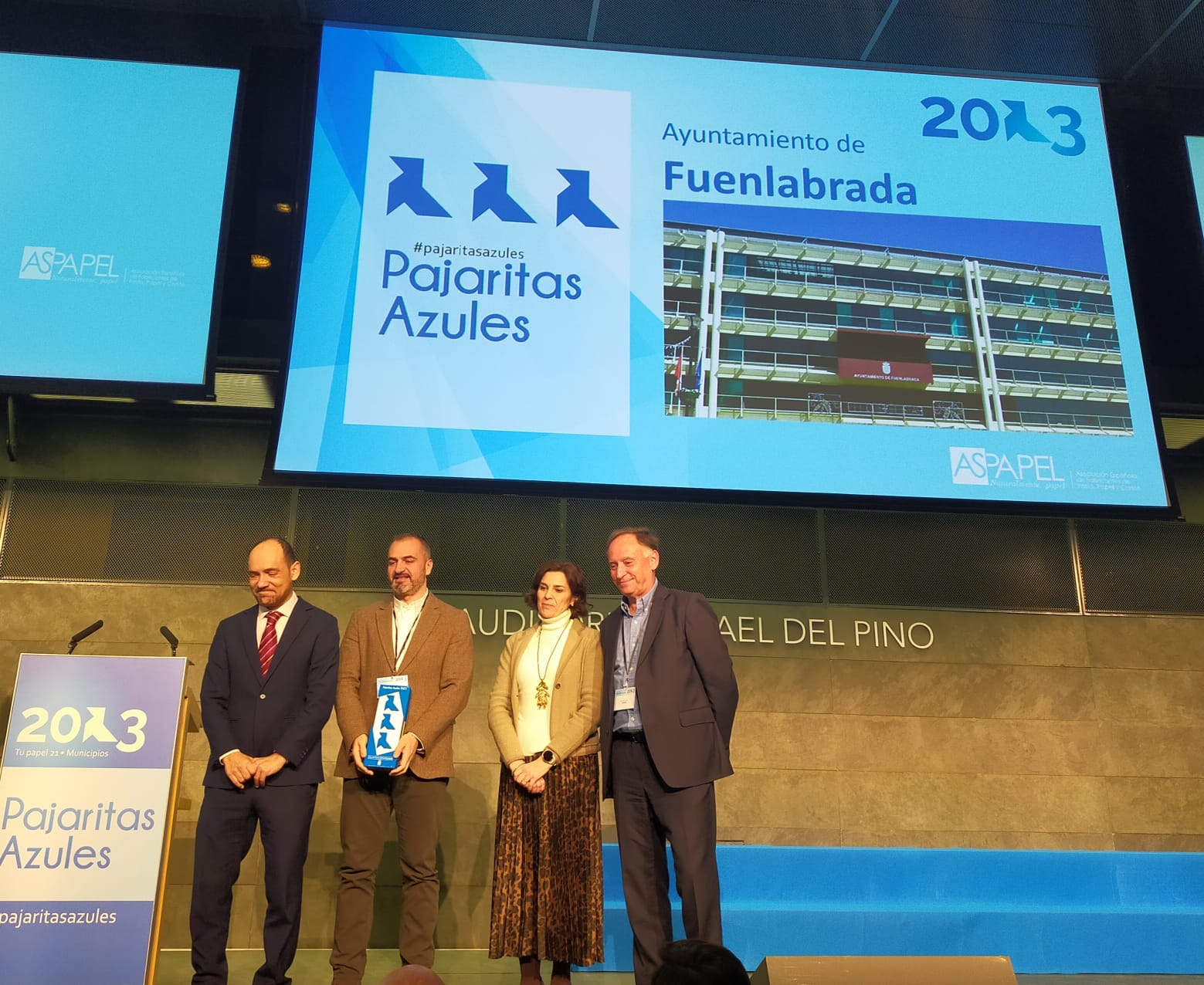 El concejal de Medio Ambiente, Felipe Pinel, recogiendo el premio