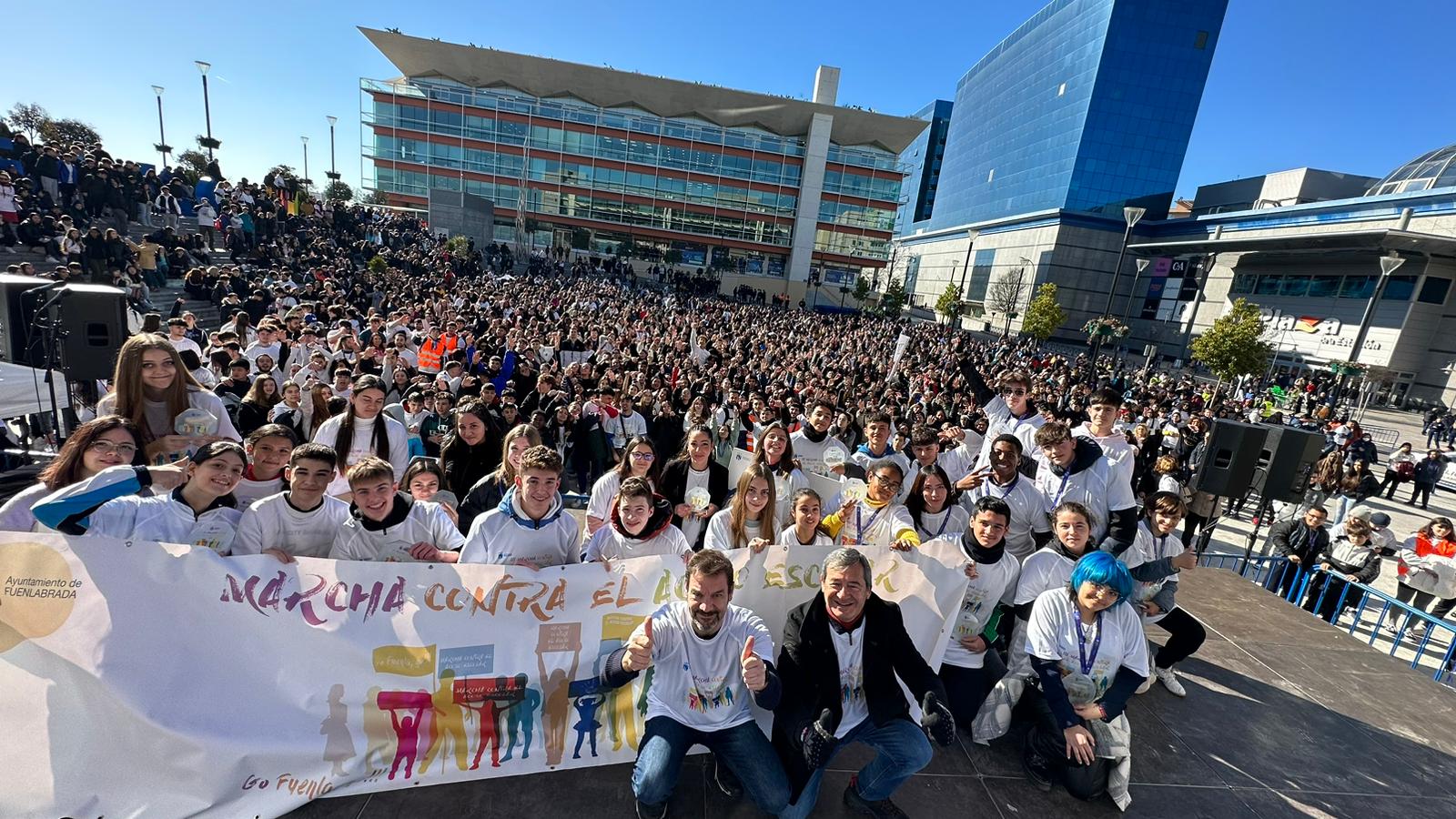  El concejal de Educación, Isidoro Ortega, junto a los estudiantes participantes en la marcha en la plaza de la Constitución