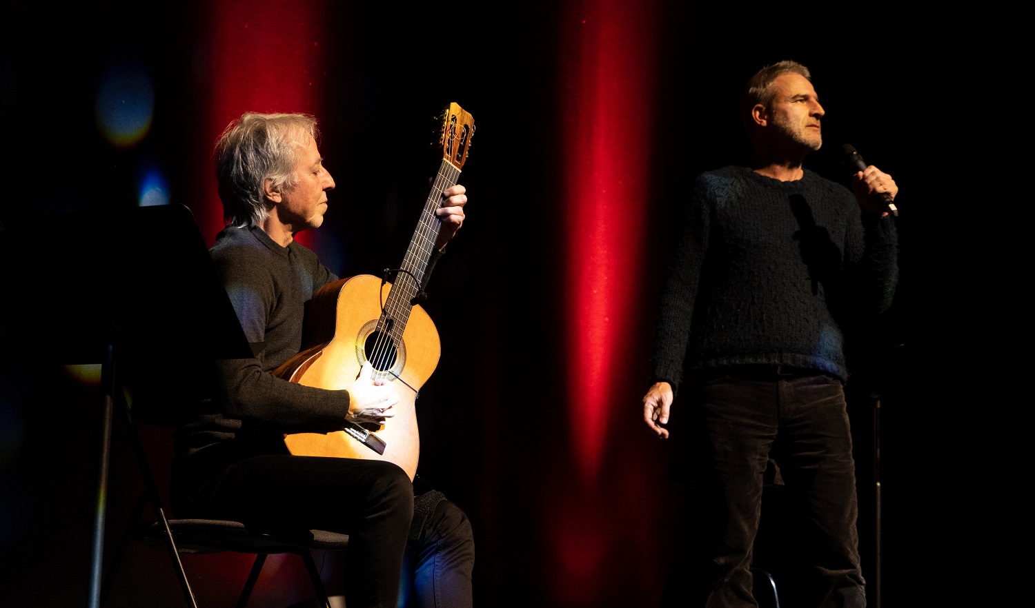 Fernando Ecozcue con una guitarra y Alberto San Juan recitando en el Inverfest