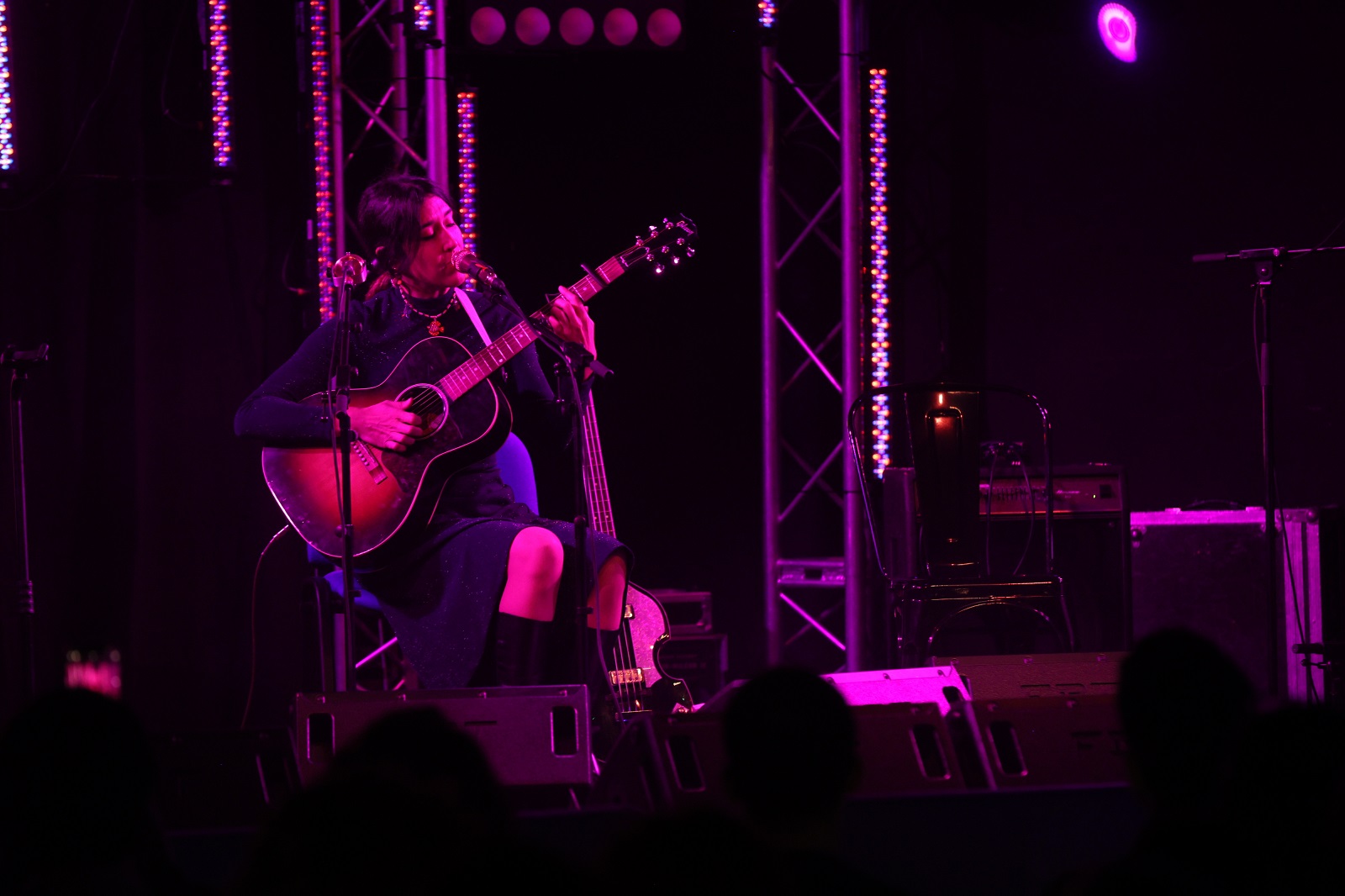 Anni B Sweet en el escenario cantando con una guitarra