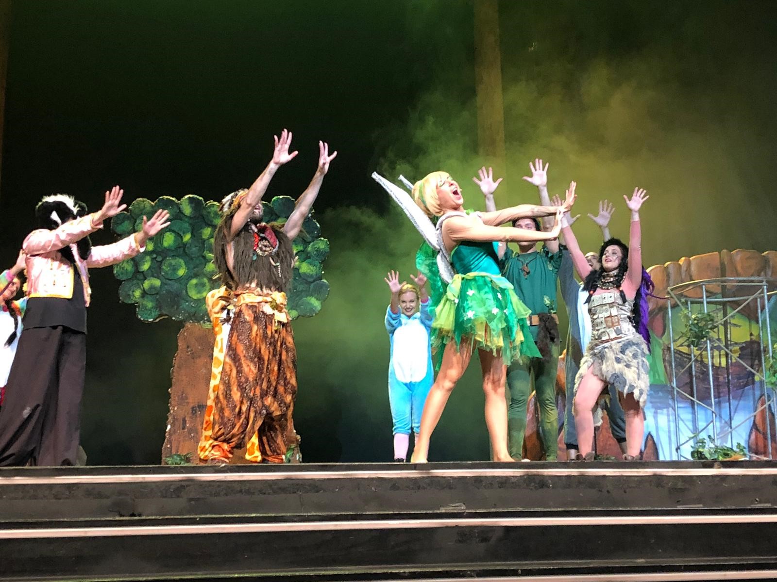 Actores disfrazados sobre un escenario