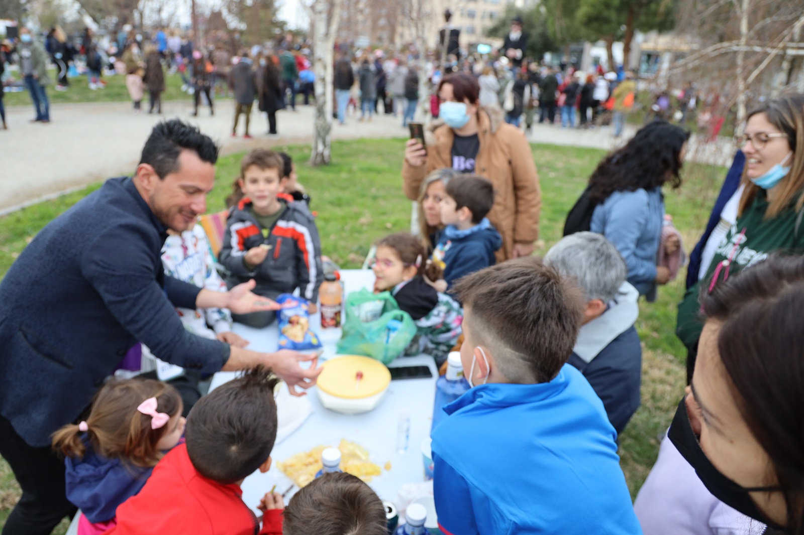 Grupo de personas celebrando Santa Juana en un parque el pasado año