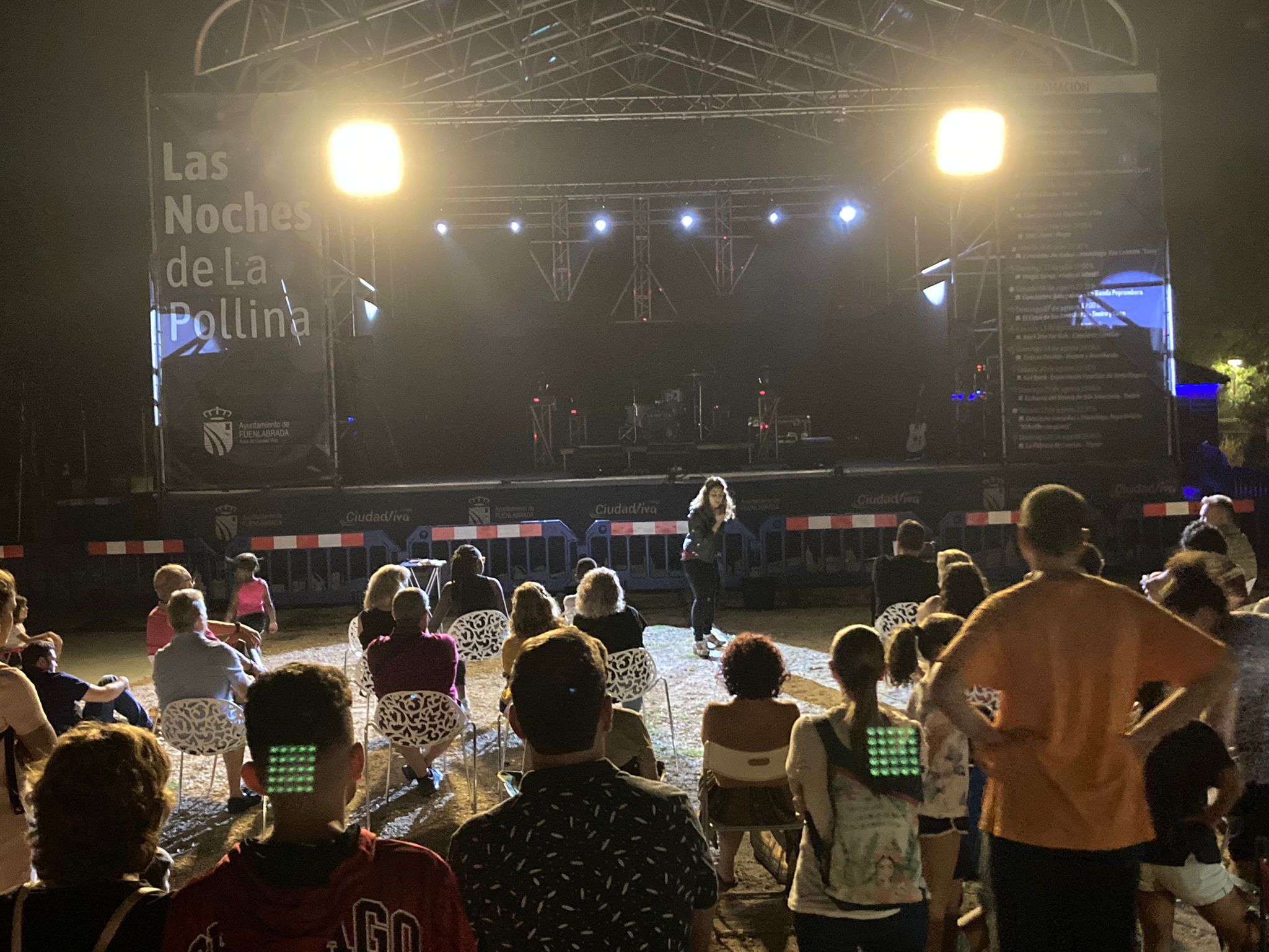 Escenario para una actuación nocturna al aire libre con espectadores 