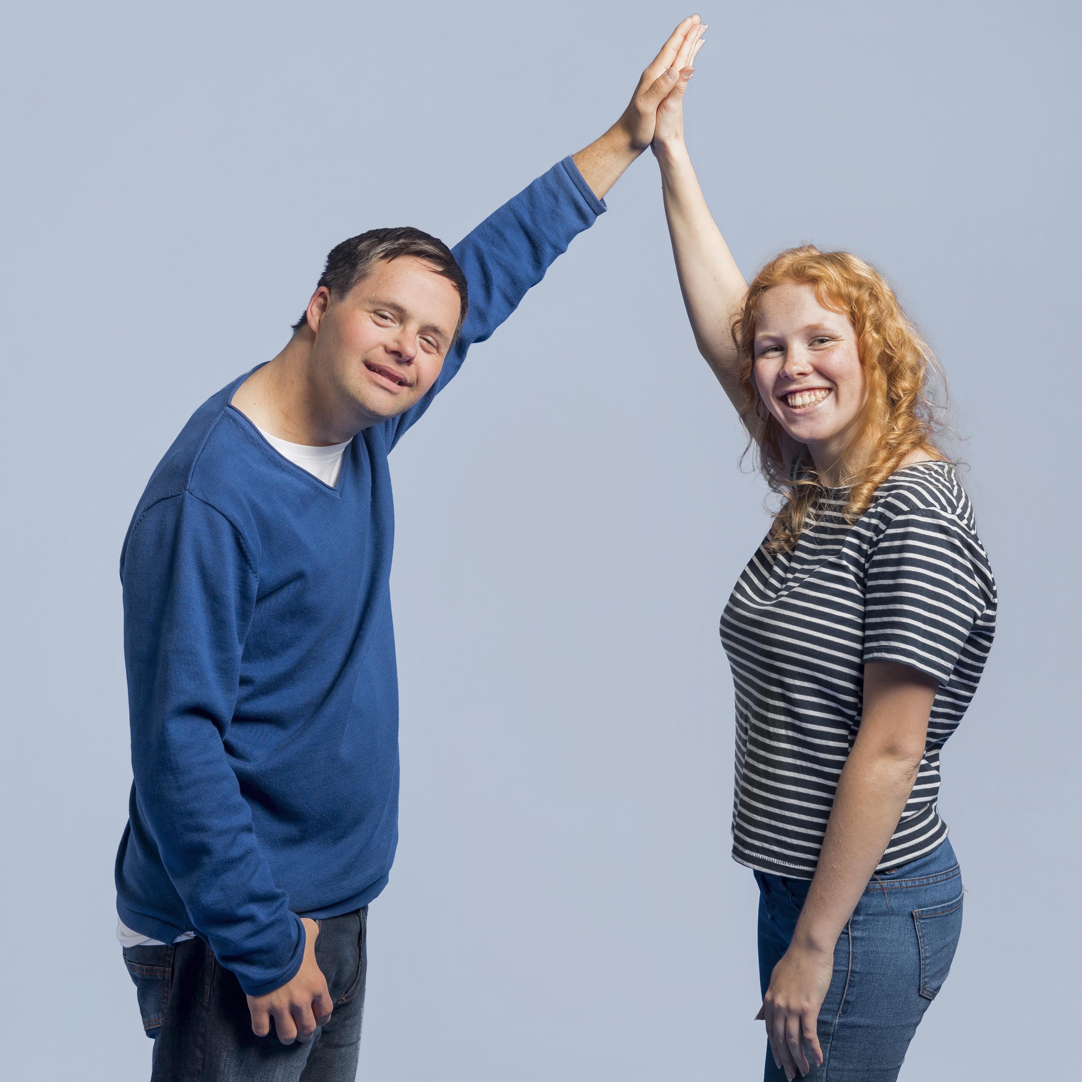 Imagen de dos personas participando en taller de teatro inclusivo