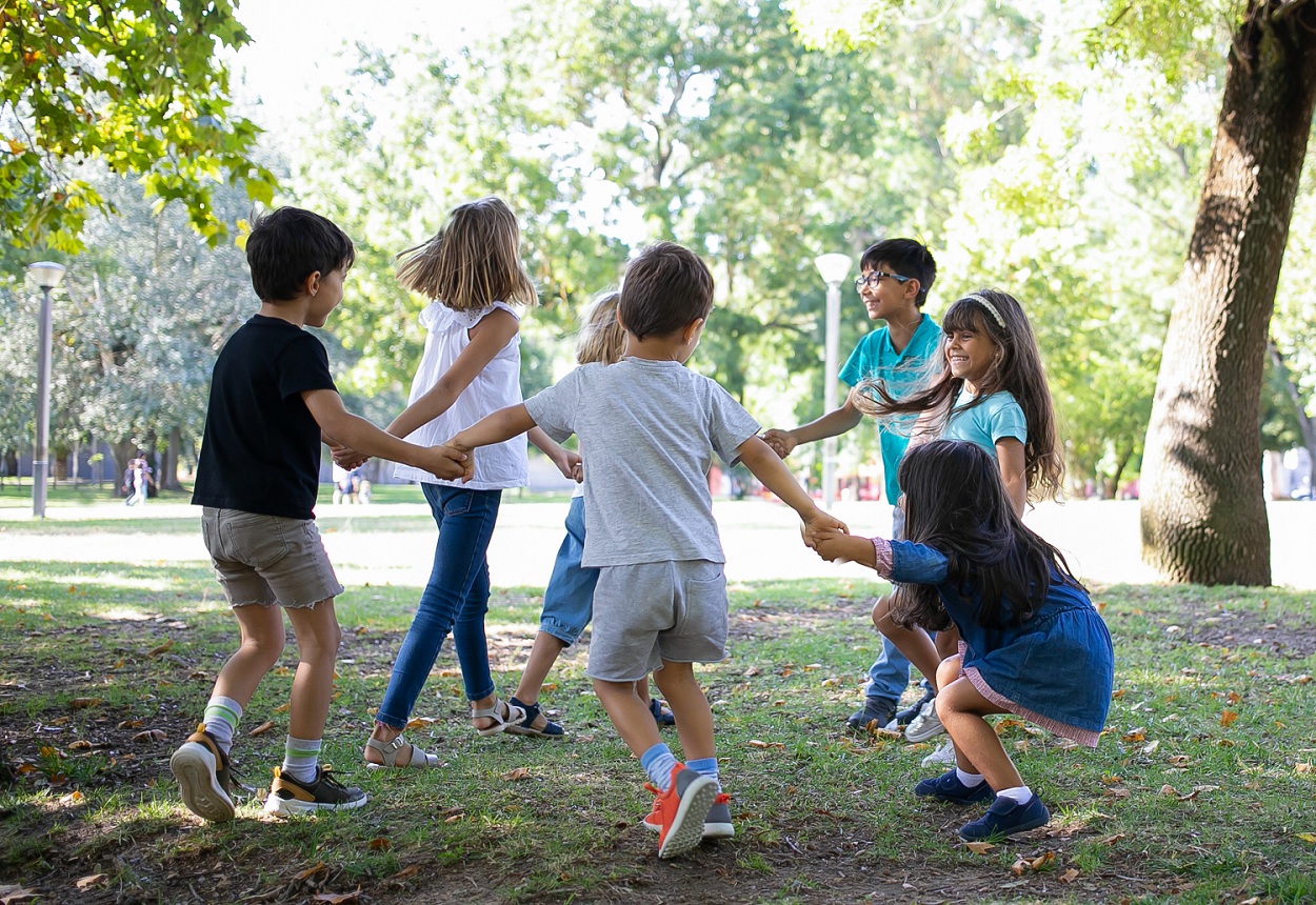 Niños jugando en un parque
