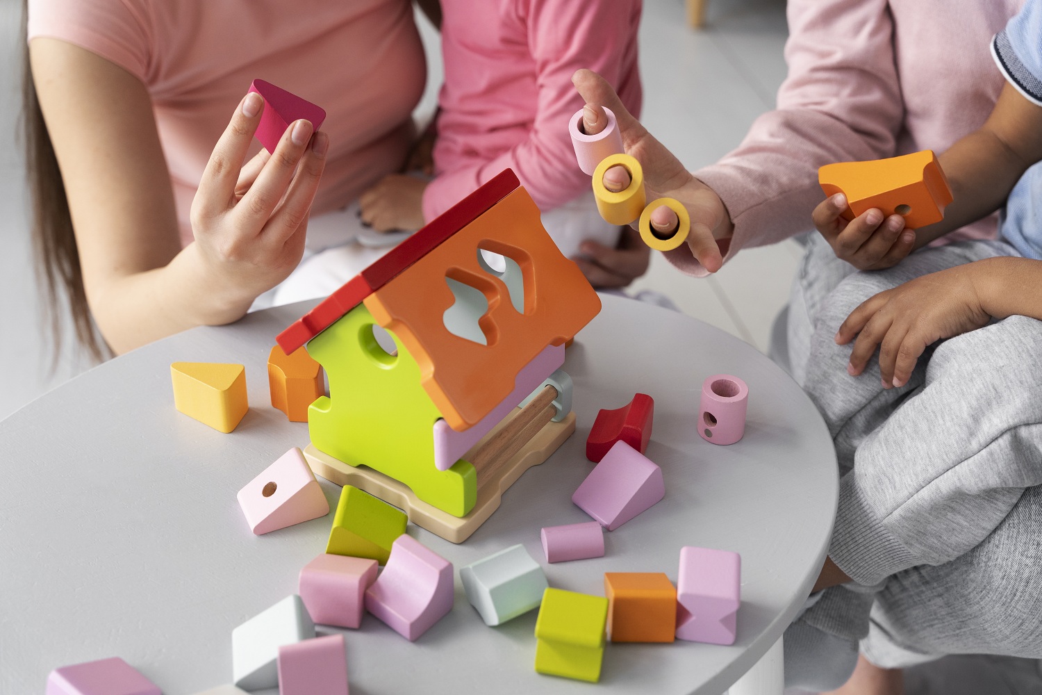 Niños jugando con piezas encajables