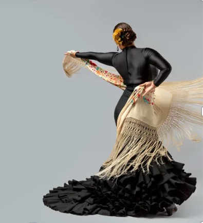 Bailaora con un mantón
