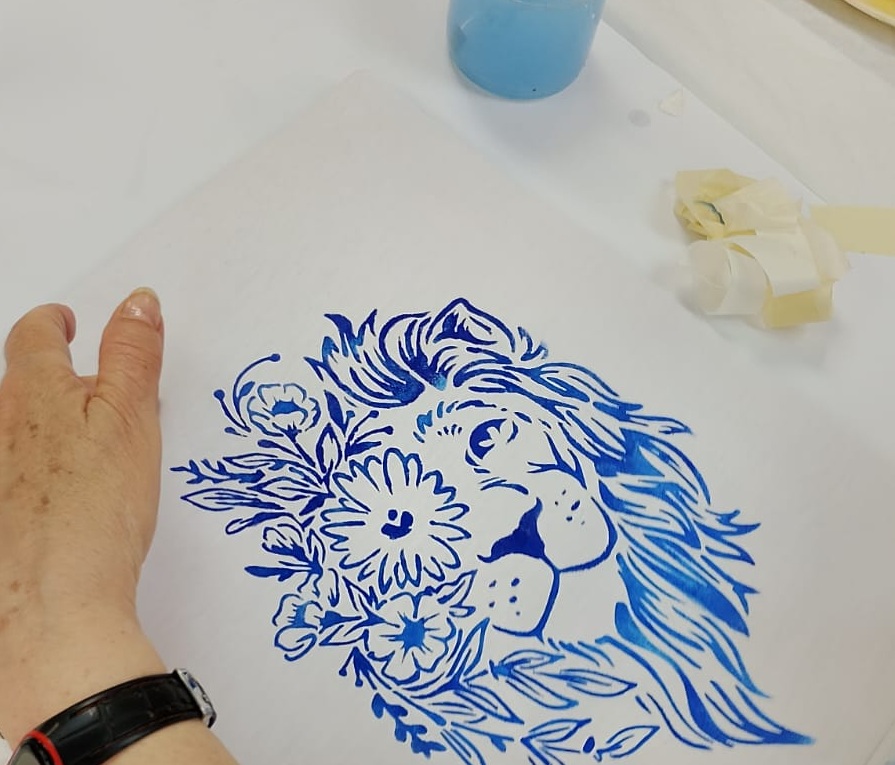 Tela con dibujo de un león