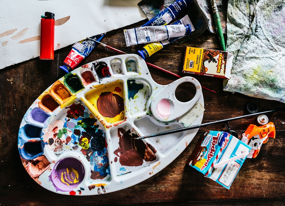 Paleta con pinturas y pinceles